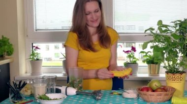 Hamile kadın zevk süt ile sağlıklı meyve kokteyli hazırlama