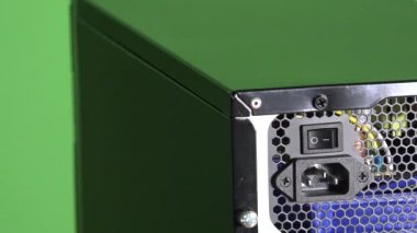 Teknisyen el eldiven takın Pc ve basın düğmeye elektrik kablosunun takılması