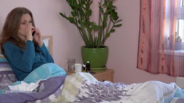 Tek Yetişkin hasta bir kadın patron ile telefonda. Tıp hapları ve su