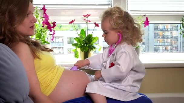 Figlia ragazza e donna madre incinta giocare medico con stetoscopio — Video Stock