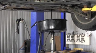 Araba yağ yerine ekipman haznesi akan yağı kullanılır. aşağı eğimli