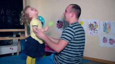 mutlu küçük kız çocuğu babası baba yarı kel kafasını fırçalama penye