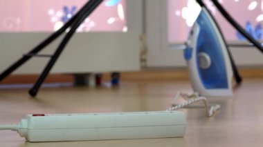 Temizlikçi kadın el tak demir tel elektrik uzantısı anahtarının için.