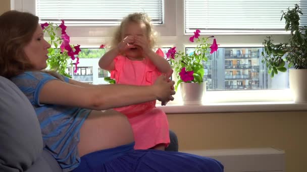 Mooie zwangere moeder en haar schattige dochter meisje wacht broer zoon geboorte — Stockvideo