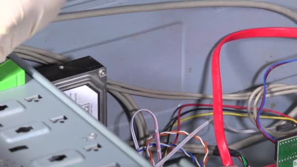 Skilled computer repairer hands plug power and sata cables to hard drive — Stock Video