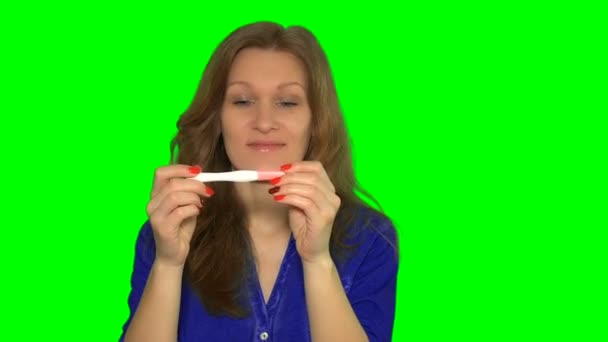 興奮の若い美しい白人女性肯定的な結果を見つけると笑顔 — ストック動画