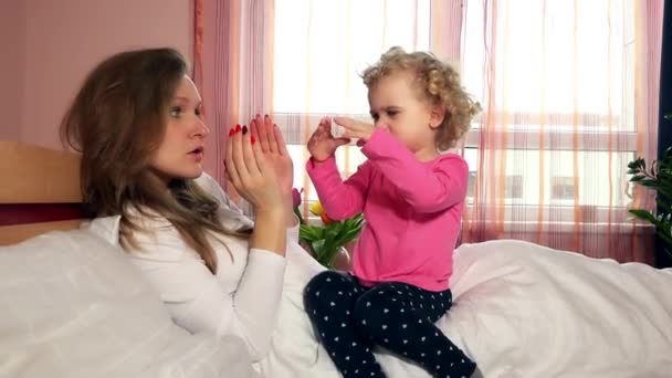 Babysitter femme avec une petite fille montrant des gestes de la main. Formation de main d'enfant — Video