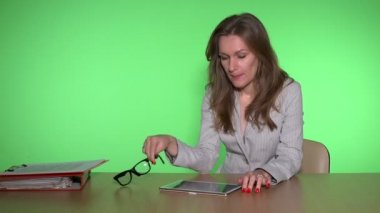 Finansal piyasa sonuçlarını bekliyor derin yaka ile seksi kadın