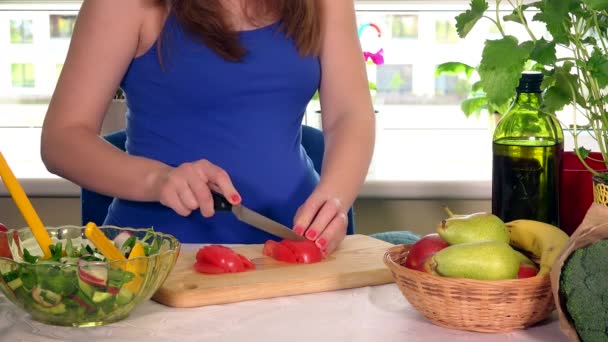 怀孕的女孩手准备西红柿蔬菜沙拉 — 图库视频影像