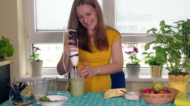 Gülümseyen hamile ev karısı kadın mix yoğurt meyveler ve meyve kokteyl