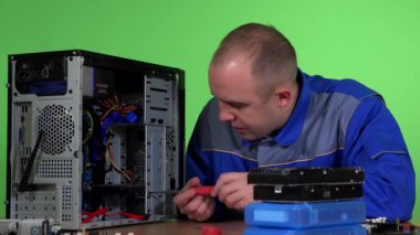 O çekmek mühendis değiştirir masaüstü bilgisayarın sabit disk