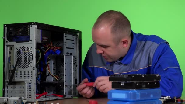 IT support engineer changes the hard drive of desktop computer — Stock Video