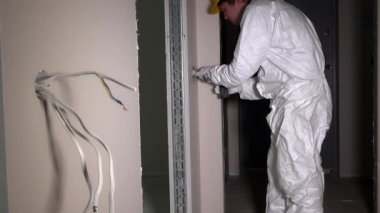 Elektrikçi vida ışık geçiş ile elektrikli matkap. Erkekte iş giysisi