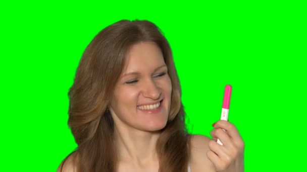 妊娠反応陽性 親指ジェスチャーを探して カメラで笑顔を見せてうれしそうな女性の顔 緑のクロマ キーも背景 静的なショット Uhd — ストック動画