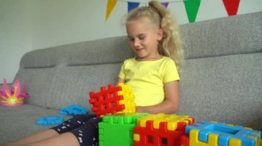 İnşaatçı parçalarıyla oyun oynayan mutlu yaratıcı kız. Gimbal hareketi