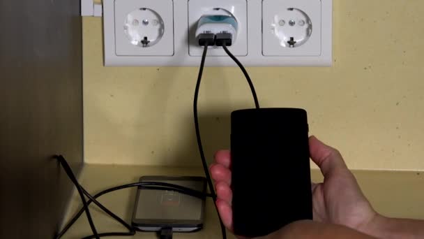 Mão mulher anexar telefone inteligente para carregador de parede e segure — Vídeo de Stock