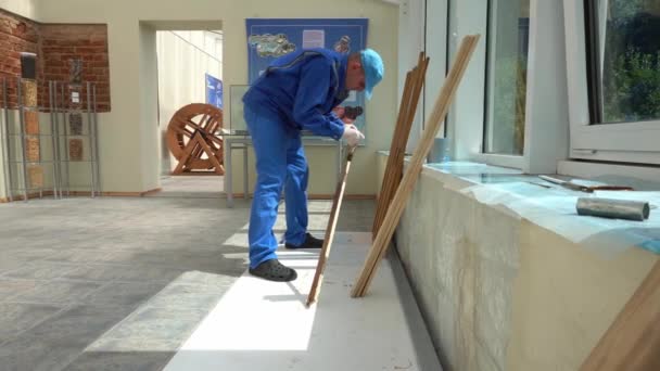 Amateur carpenter covering wooden plank board with lacquer or oil — Αρχείο Βίντεο