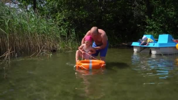 Hombre enseñar hija niña a nadar con salvavidas. Ocio familiar con papá. Gimbal. — Vídeos de Stock