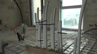 İnşaat alanında yer ısıtma hortumları ve elektrik kabloları