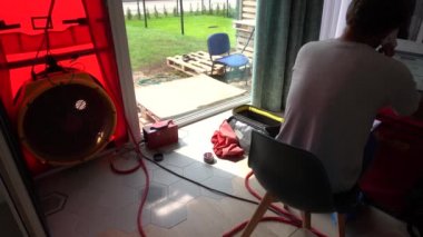 Uzman doktor kapı üfleme testi yapıyor. Enerji tasarruflu ev sertifikası