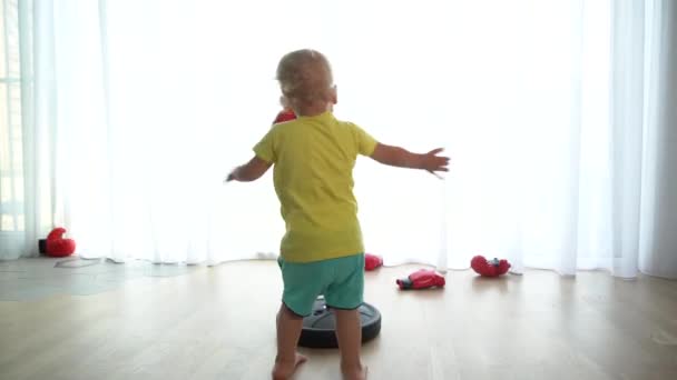 Grappige kleine jongen die thuis boksperen slaat. Gimbal motie — Stockvideo