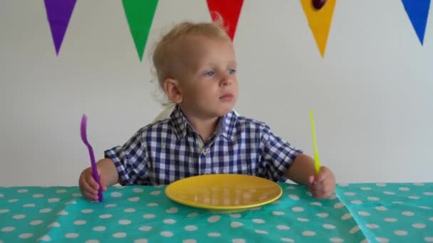 Particular bebé niño tirar la baya de cereza dada por la mano madre. Movimiento del cardán — Vídeos de Stock