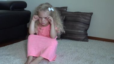 Sevimli asabi kız sırtını döndü. Kıvırcık saçlı sevimli üzgün çocuk.