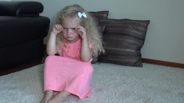 Roztomilá podrážděná holka se otočí zády. Rozkošné smutné dítě s kudrnatými vlasy — Stock video
