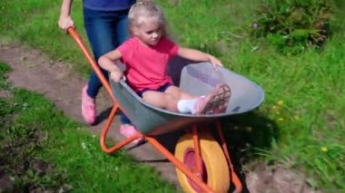 Anne Çocuk Veriyor El Arabasıyla Gezintiye Çıktı