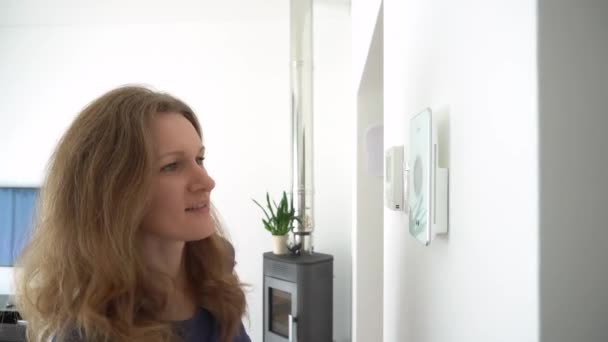 Frau mit Smart Wall Home Control System. Kamerafahrt — Stockvideo