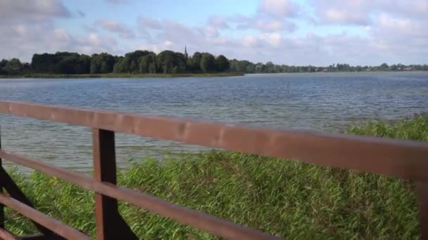 POV Déplacement d'une passerelle en bois reliant deux rives du lac .