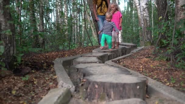 Mãe com filho e filha caminhando no caminho descalço saudável — Vídeo de Stock