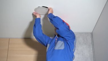 Elektrikçi tavan panelini söküp tamir etti. Statik çekim.