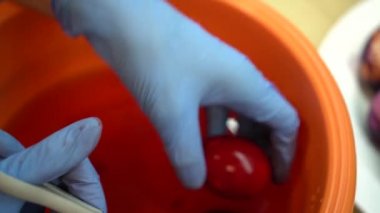 Paskalya yumurtası resmi. Renkli yumurtalı tabak. Gimbal hareketi. Odaklanma değişimi