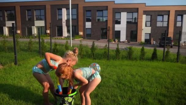 Freche Mädchen beste Freunde Wasserschlacht mit Spielzeugpistolen. Schwestern im Badeanzug — Stockvideo