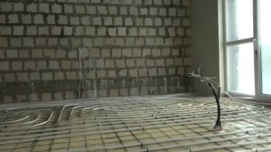 İnşaat alanının zeminindeki ısıtma boruları. Enerji verimli sistemi