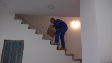 Marangoz yeni apartman merdivenine kül tablası döşedi.
