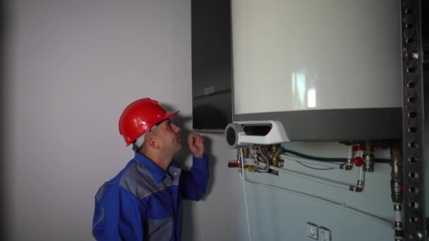 Inspector hombre comprobar el sistema de calefacción para problemas y gritar enojado — Vídeos de Stock