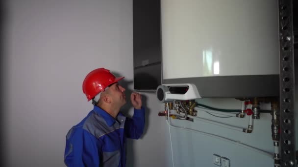 Inspector man checking heating system for problems and shout angry — Stock Footage Inspector man checking heating system for problems and shout angry Royalty Free Stock Footage
