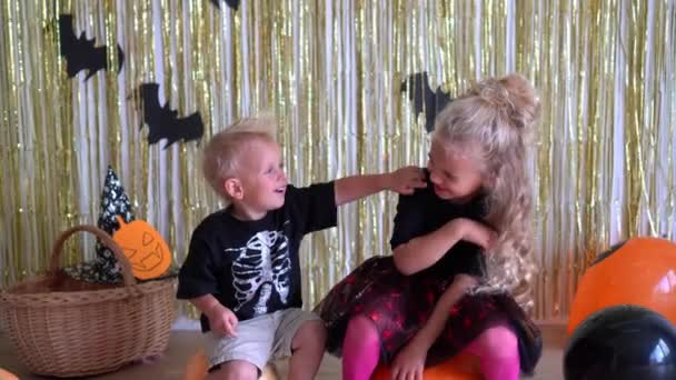 Moederhand houden spin schrikken schattige kinderen dochter en zoon met spin — Stockvideo