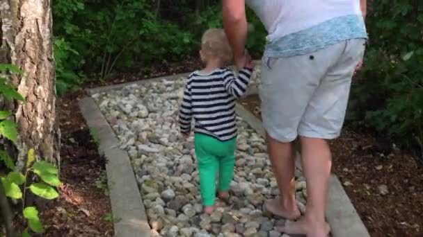 Papa avec petit fils marchant à travers le sentier de massage pieds nus sain — Video