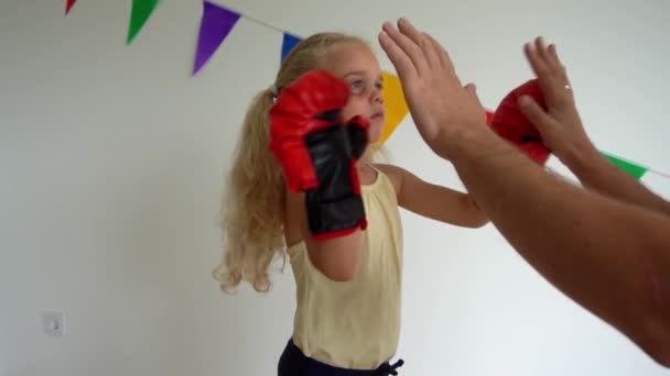 Caja hija de 4 años, entrena con papá padre en casa. Moretones en la cara infantil — Vídeos de Stock