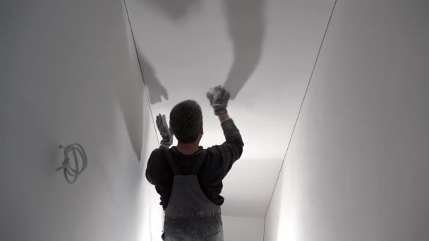 Trabajador profesional con papel de lija en mano preparar la superficie de la pared para la pintura — Vídeo de stock