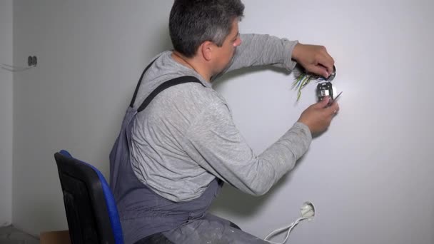 Ηλεκτρολόγος άνθρωπος που συνδέει υποδοχή Usb με καλώδια ηλεκτρικής ενέργειας — Αρχείο Βίντεο
