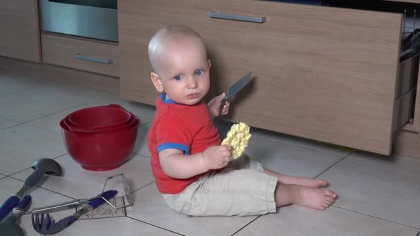 Kleinkind isst Essen im Chaos auf Küchenboden — Stockvideo