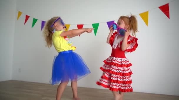 Härliga rödhåriga och blonda tjejer med enorma färgglada glasögon och klänningar simper — Stockvideo