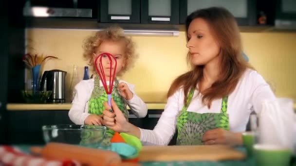 Madre dar hija niña mezclador herramienta en la cocina — Vídeos de Stock