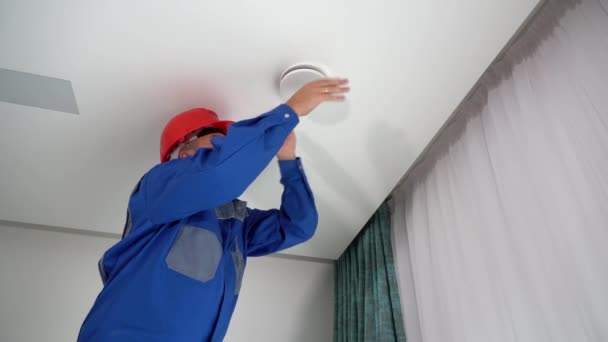 Technicien régler le diffuseur d'air sur le plafond. Homme montrer pouces vers le haut sourire — Video