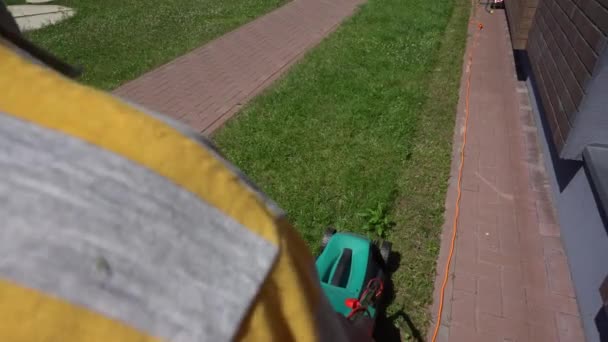 Muž seká trávník na dvorku svého domu. Vrchol pohybu Gimbal — Stock video
