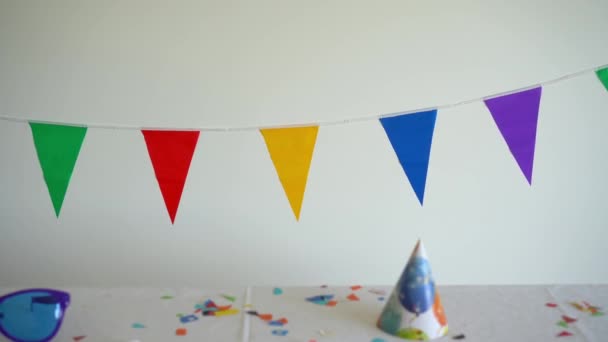 Mesa de habitación después de la fiesta de cumpleaños de los niños. Gimbal movimiento lado disparo . — Vídeos de Stock